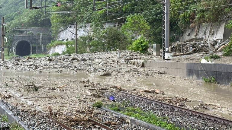 台灣花蓮接連6級、6.3級地震 兩棟樓傾斜 停工停課