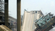 【中国一分钟】广东又有船撞桥！货轮沉没4人失联 17年前也酿事故
