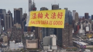紐約上空首次飄揚「法輪大法好」紀念4.25和平上訪