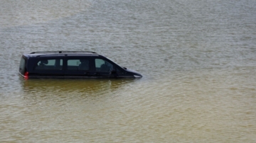 阿联酋暴雨酿洪灾后 民众出现水污染病症