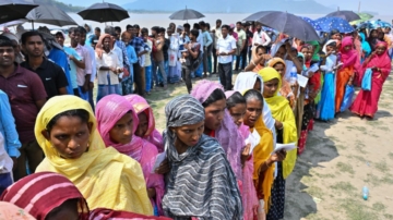 印度選舉逢熱浪 選民頂酷暑排隊投票 投票率降近4%