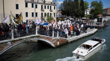威尼斯征入城费 首日1.5万人买票 居民抗议