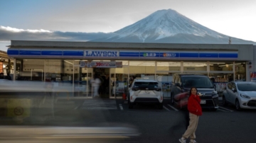 “观光公害”日趋严重 日本挂黑布阻拍富士山