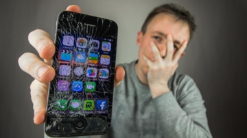 为何iPhone从飞机掉落完好 从台面摔下会坏