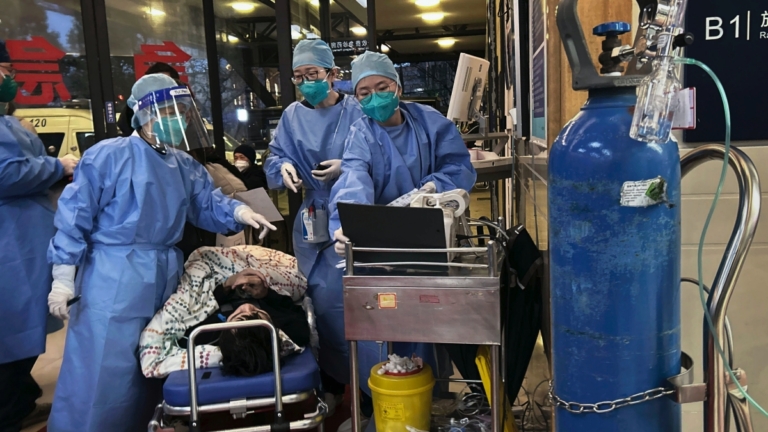 【禁聞】記者直擊：中國疫情蔓延 隨地倒猝死頻發