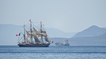 奥运圣火离开希腊 搭百年帆船前往马赛