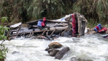 秘鲁北部巴士坠深谷滚落河边 至少23人丧命