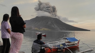 印尼鲁仰火山再喷发 闪电岩浆齐发 警戒升至最高