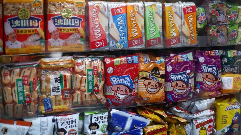 因定價太低 成都職校零食店開業2天就被鎖門斷電