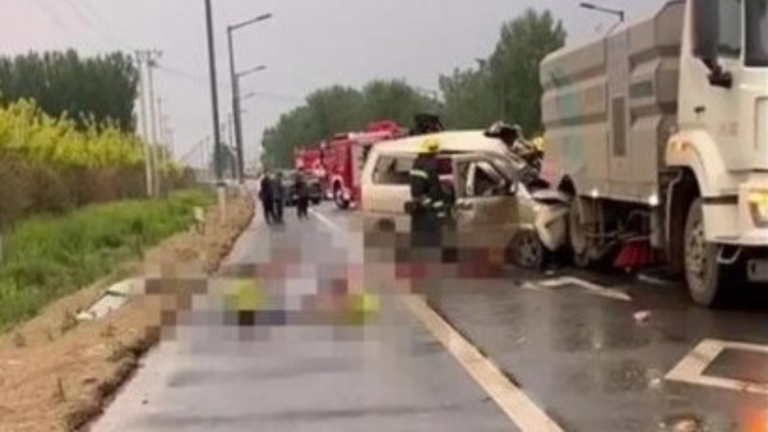 河北麵包車撞向洗掃車 至少7人死傷