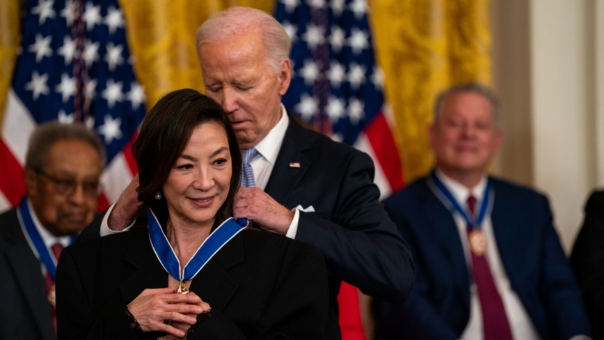 楊紫瓊獲美國最高榮譽勛章 拜登親自頒獎