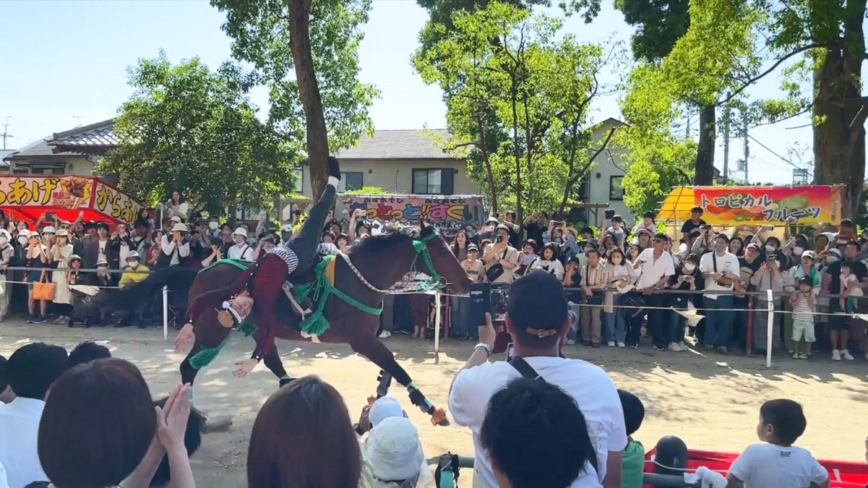 人马一体展绝技 “驱马神事”京都举行