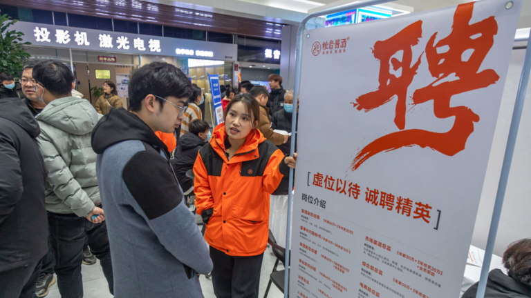 中國就業形勢嚴峻 民眾嘆：先活著