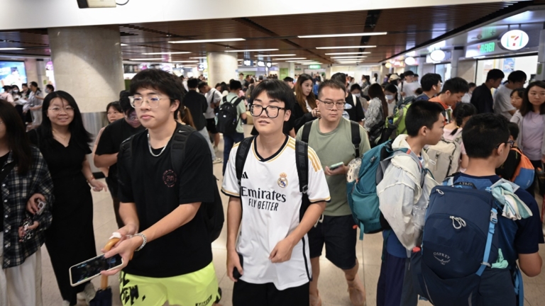 中共執法不斷擴權 陸委會警告赴陸恐遭搜手機