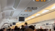 中國東航旅客突發疾病去世 現場視頻流出