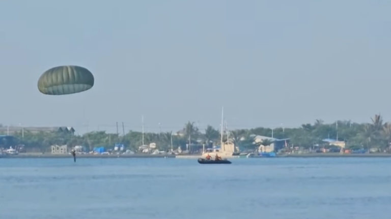台陸軍航特部大鵬灣傘訓 場面壯觀