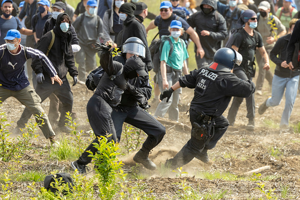 特斯拉德国厂扩建 抗议者试图闯入爆冲突