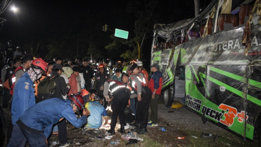 印尼巴士疑煞車失靈 一路衝撞翻覆釀11人死