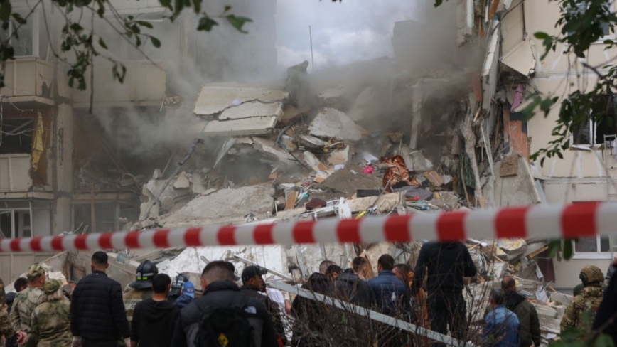俄羅斯邊城公寓遭砲擊坍塌 至少13死20傷
