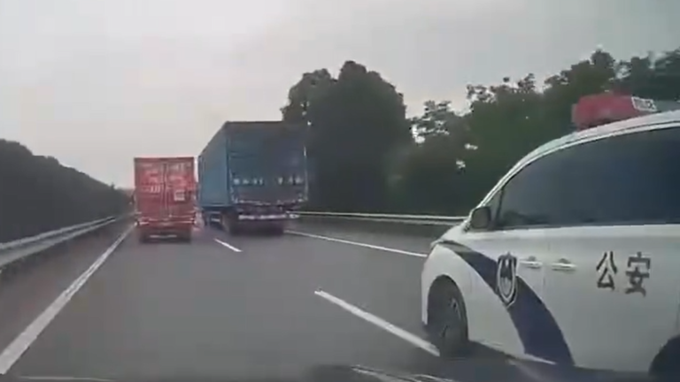 湖北警車高速逼停私家車 被批「公權私用」（視頻）