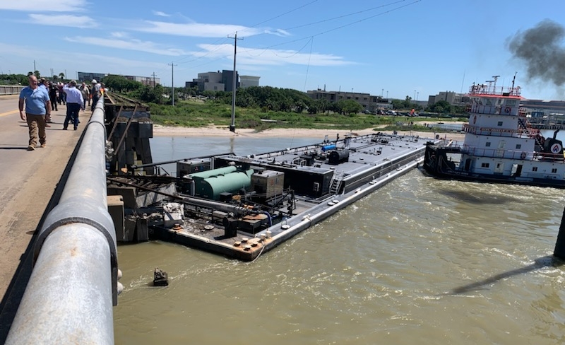 德州休斯敦附近駁船撞橋 致局部坍塌石油泄漏