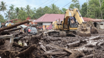 5月15日國際聚焦  印尼西部暴洪增至67人遇難 逾3300人撤離