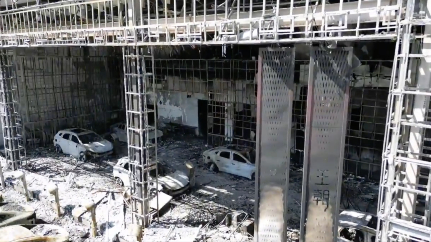 比亚迪福州4S店大火 展厅汽车全毁 只剩骨架（视频）