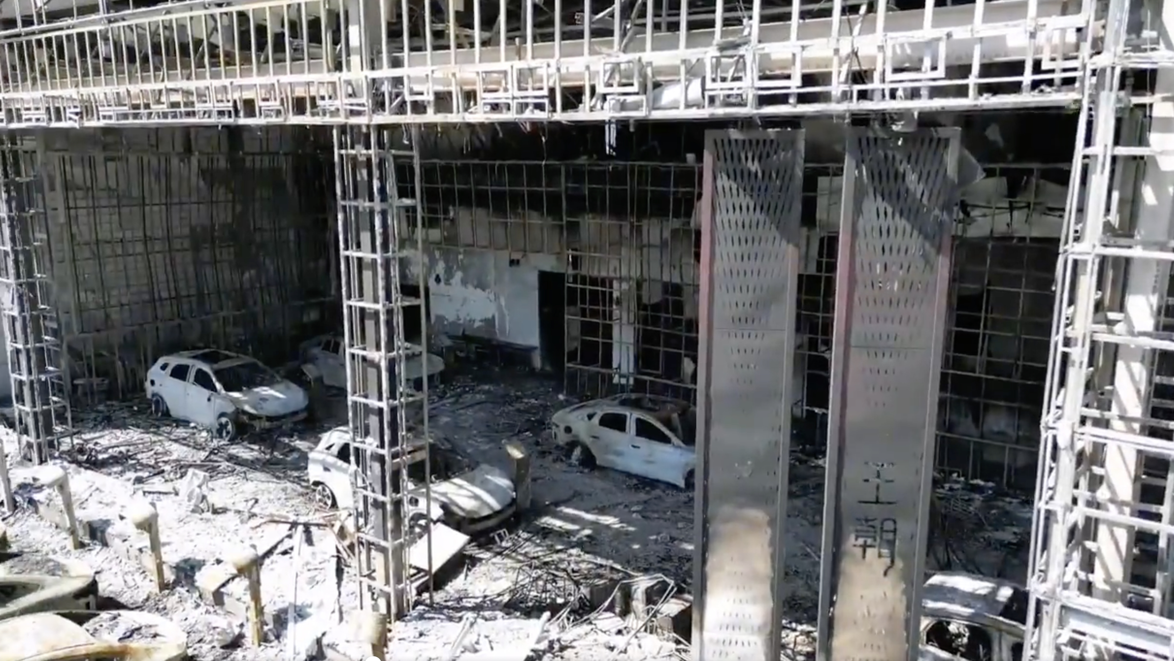 [新聞] 比亞迪福州4S店大火 展廳汽車全毀只剩骨架