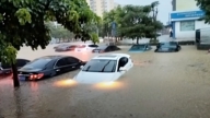 【短訊】廣西南寧暴雨釀內澇 街道成河 車輛沒頂