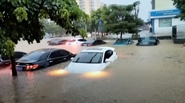 【短讯】广西南宁暴雨酿内涝 街道成河 车辆没顶