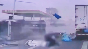 大连救护车被小车撞翻 多人甩出车外 画面惨烈（视频）