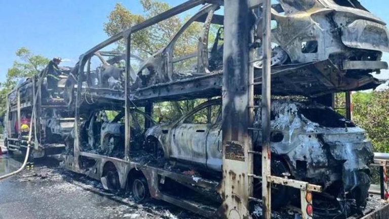 華為問界運輸車起火 網嘲如「冥界」（視頻）