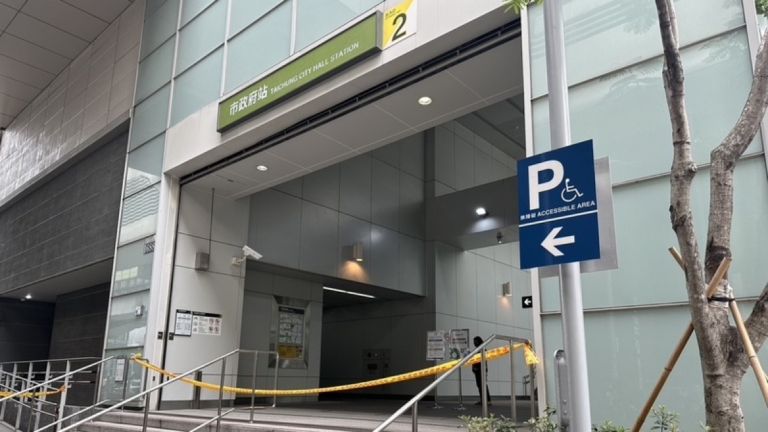 台中捷運車廂持刀砍人 乘客合力壓制釀4傷 嫌犯被捕