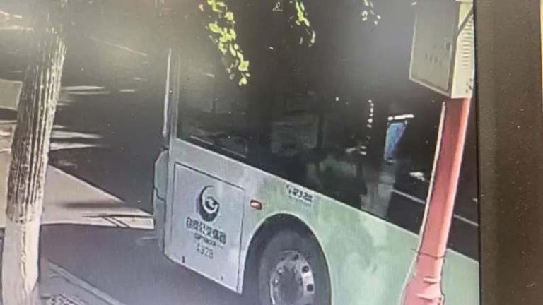 四川自貢男公交車上砍人 滿臉是血（視頻）