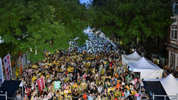 抗议台湾立法院法案扩权 3万人夜间立法院外集会