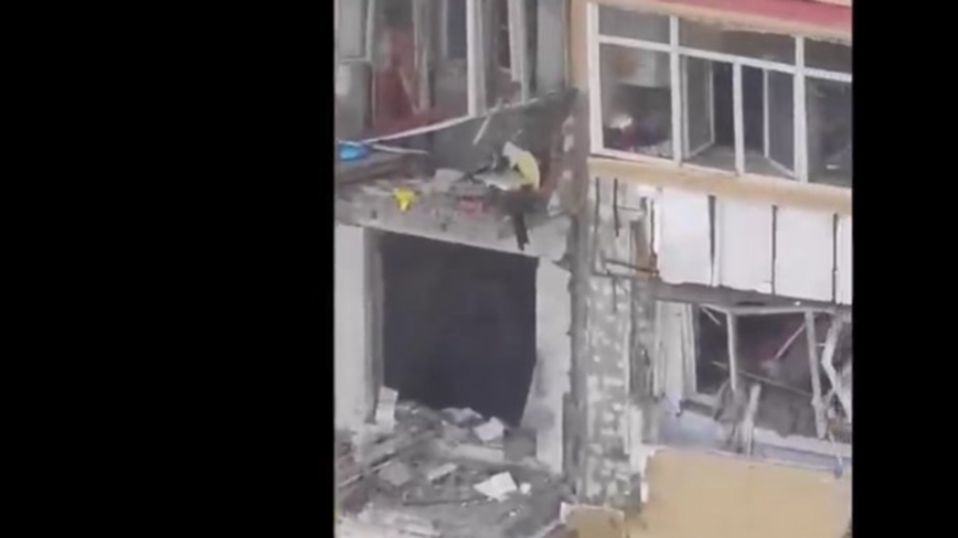 快讯：哈尔滨一居民楼发生爆炸 阳台被炸飞（视频）