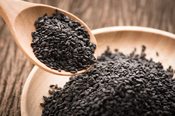 黑芝麻藏有丰富的营养，不仅补肾，还能补钙、补血、防白发。(Shutterstock)