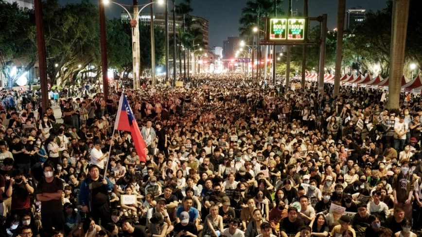 组图：台湾10万人立法院外抗议 反对国会扩权