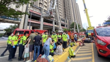 驚心動魄暗夜 新竹住宅樓火警 2警消殉職173人待援