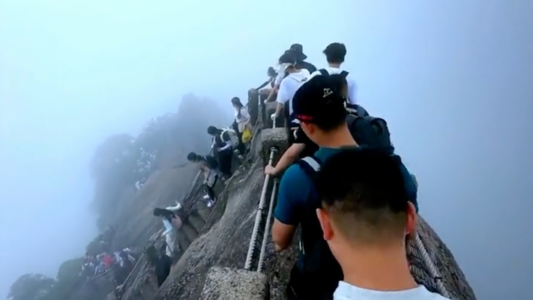 黃山飛來石遭雷擊 13名遊客受傷（視頻）