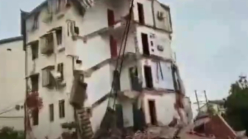 安徽一栋居民楼突然坍塌 目前多人失联（视频）