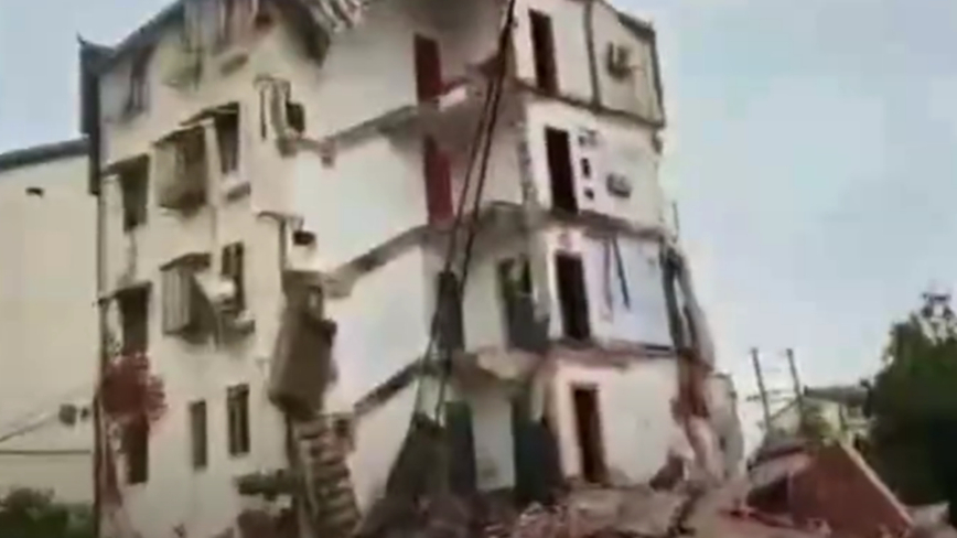 安徽一栋居民楼突然坍塌 目前多人失联（视频）