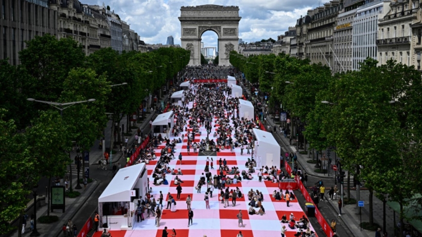 世界最大桌布 巴黎香榭大道4000人露天享用美食