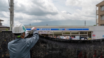 架黑布禁拍富士山 中國遊客直接挖洞照樣拍