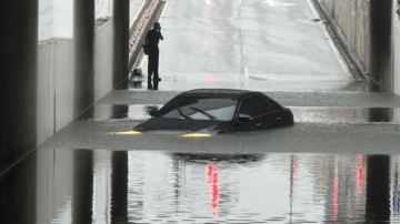 南台灣淹水警戒 苗栗地下道車輛險遭滅頂
