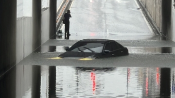 南台湾淹水警戒 苗栗地下道车辆险遭灭顶