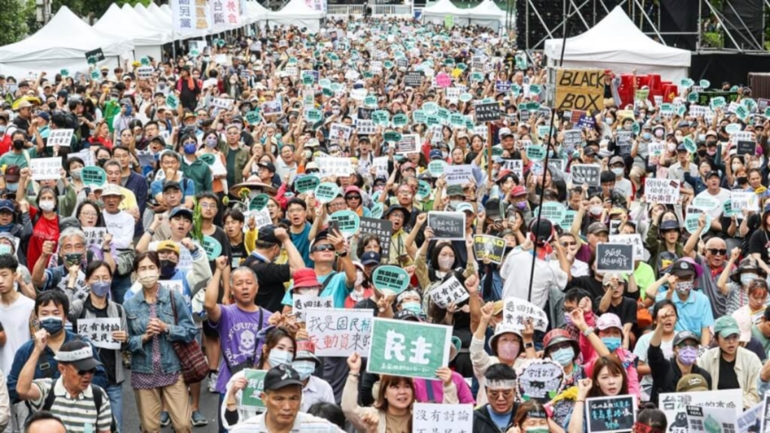 組圖：台灣民眾再度包圍立法院 反對國會濫權
