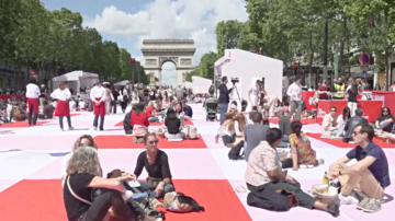 巴黎香街铺巨型餐毯 四千份法式佳肴免费吃