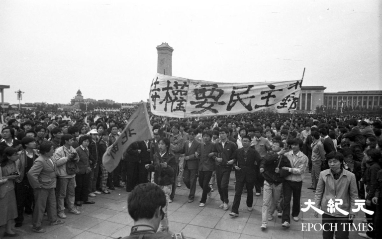 袁紅冰：坦克車追著學生往鐵欄杆上擠死 民眾震驚要三退