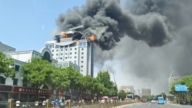 河北保定交通大廈起火 濃煙滾滾火焰衝天（視頻）
